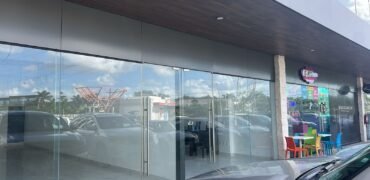 Se Renta Local en Planta Baja en Plaza Comercial sobre Avenida Huayacán en Cancún
