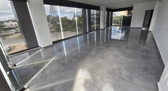 Venta o Renta Local Acondicionado en Planta Alta en Corner Center | Visibilidad, Crecimiento y Prestigio sobre Av. Huayacán