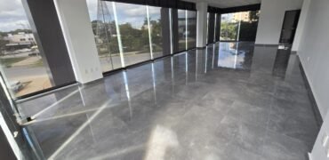 Venta o Renta Local Acondicionado en Planta Alta en Corner Center | Visibilidad, Crecimiento y Prestigio sobre Av. Huayacán